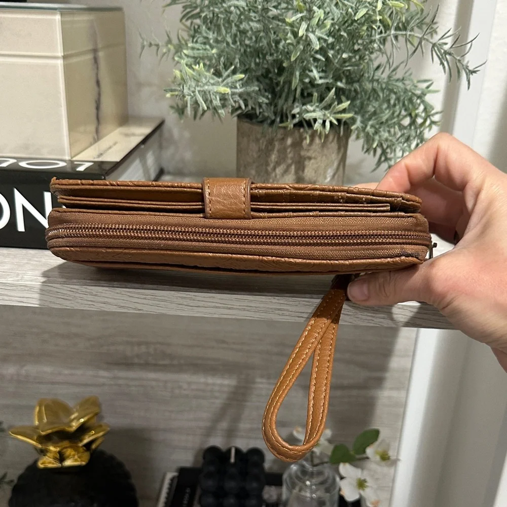 Stone Mountain Bonded Leather Bifold Zip-Around Wallet/Wristlet - Picture 5 of 9